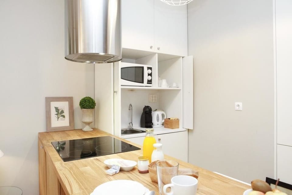 Deluxe Apartment, 1 Bedroom | Private kitchenette | Coffee/tea maker