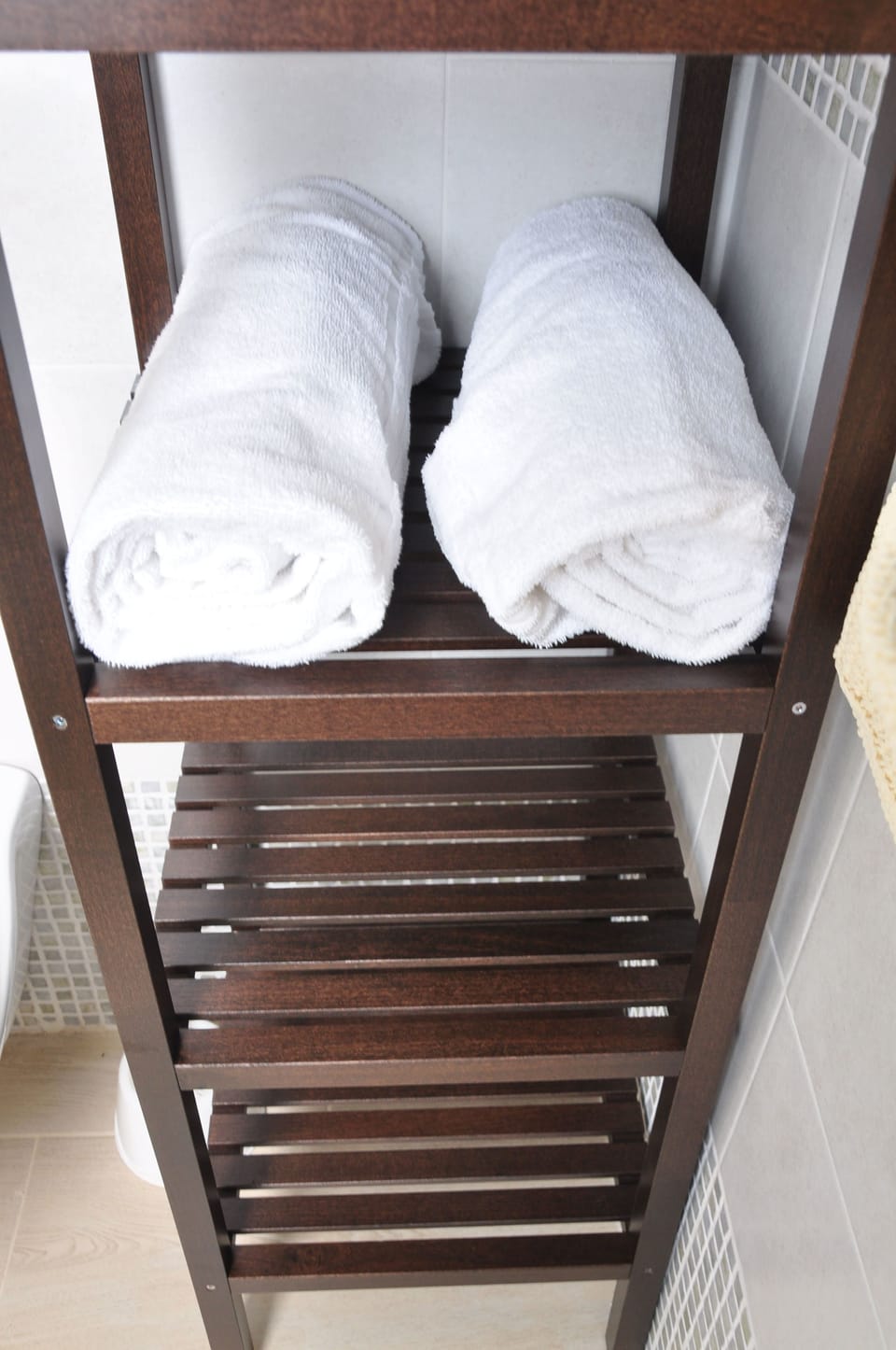 Standard Twin Room | Bathroom | Shower, free toiletries, hair dryer, towels