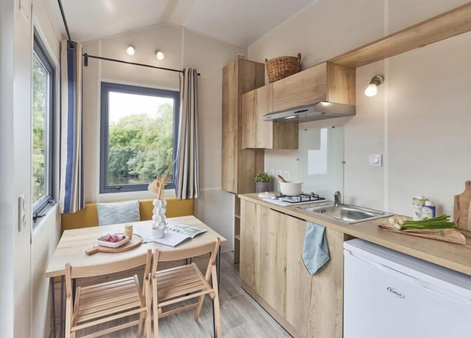 Design Quadruple Room | Private kitchen | Full-size fridge, coffee/tea maker, electric kettle