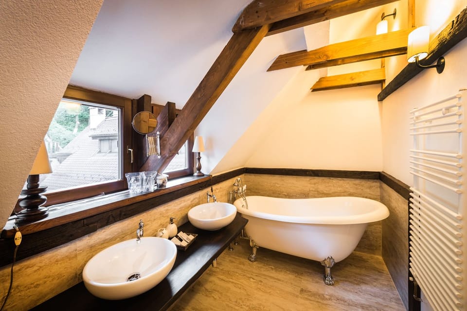 Junior Suite, 1 Bedroom | Bathroom | Free toiletries, hair dryer, slippers, towels
