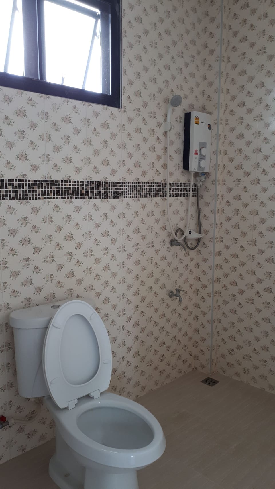 Family Room | Bathroom | Shower, free toiletries, towels