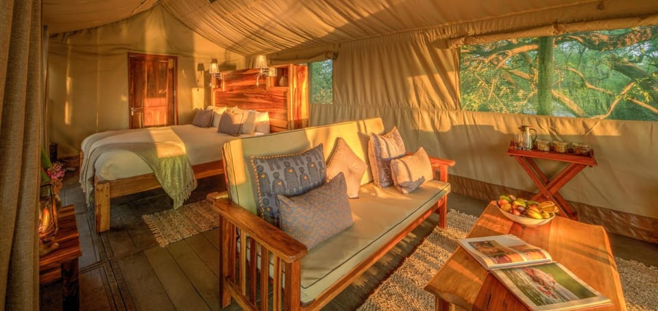 Honeymoon Suite, 1 Bedroom, Refrigerator, River View | In-room safe, desk, laptop workspace, blackout drapes