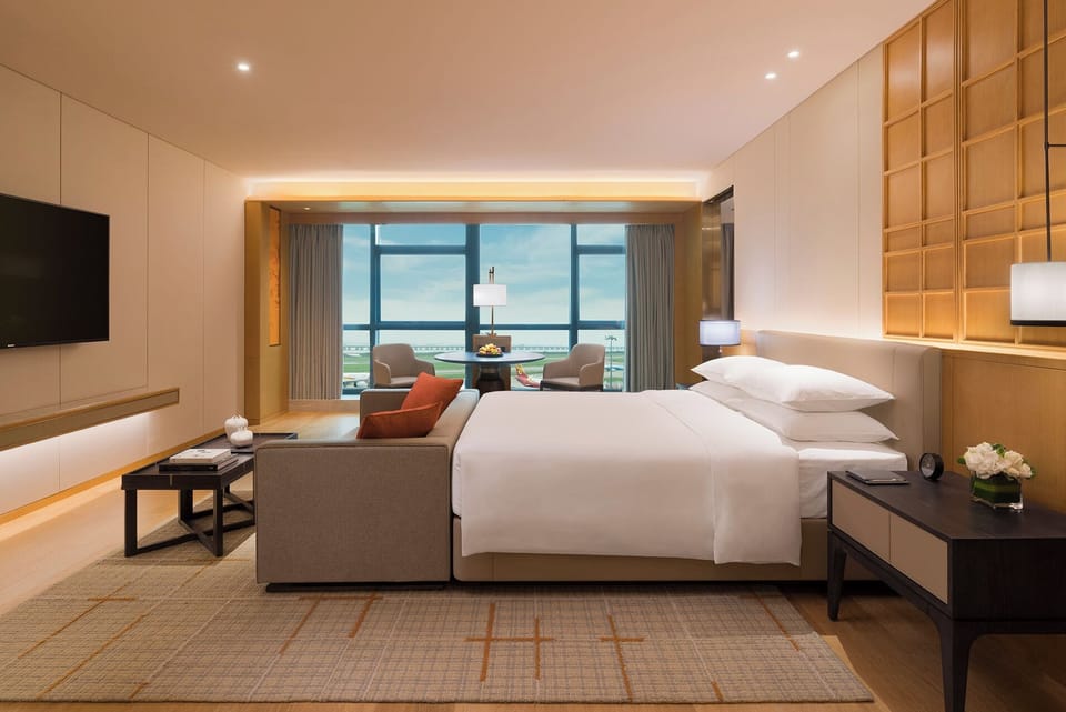 Deluxe Room, 1 King Bed | Minibar, in-room safe, desk, blackout drapes