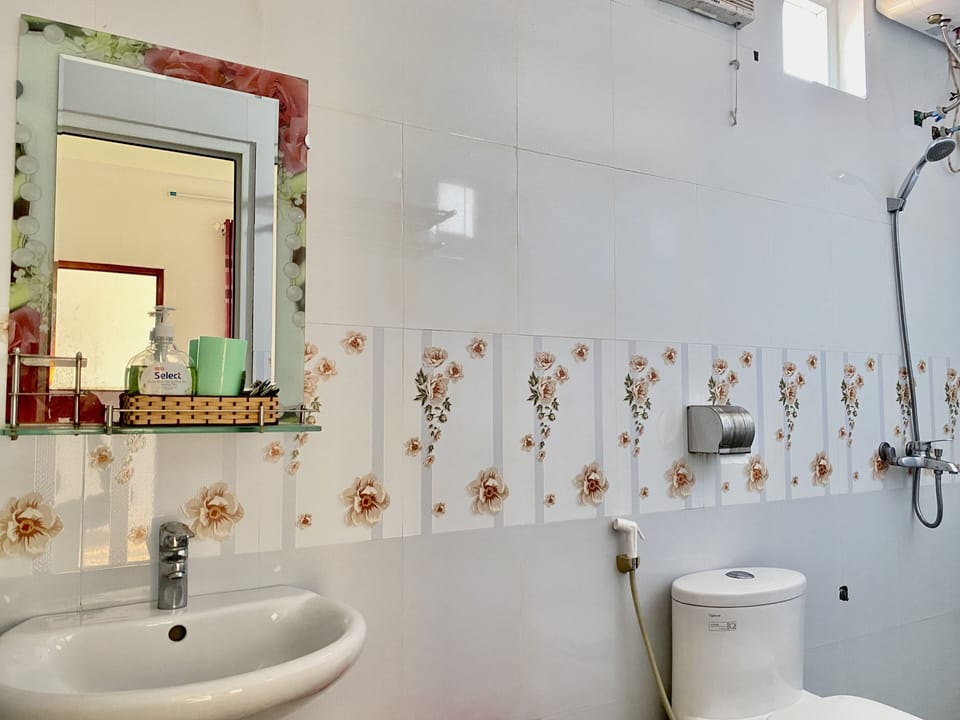 Shower, hydromassage showerhead, eco-friendly toiletries, hair dryer