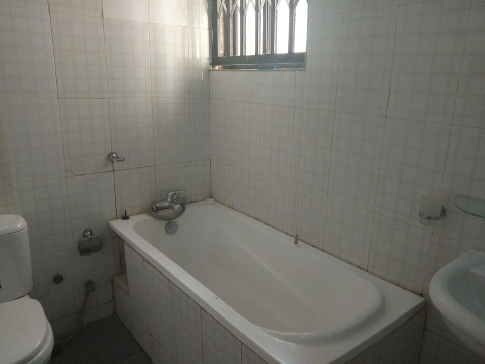 Shower, rainfall showerhead, free toiletries, towels
