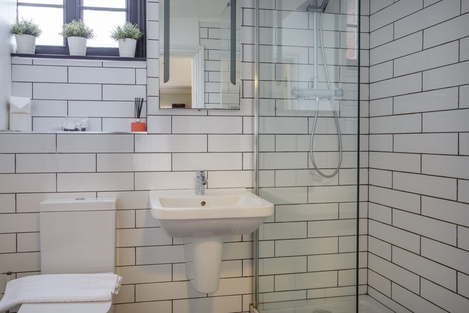 Superior Twin Room, Ensuite (Front Facing) | Bathroom
