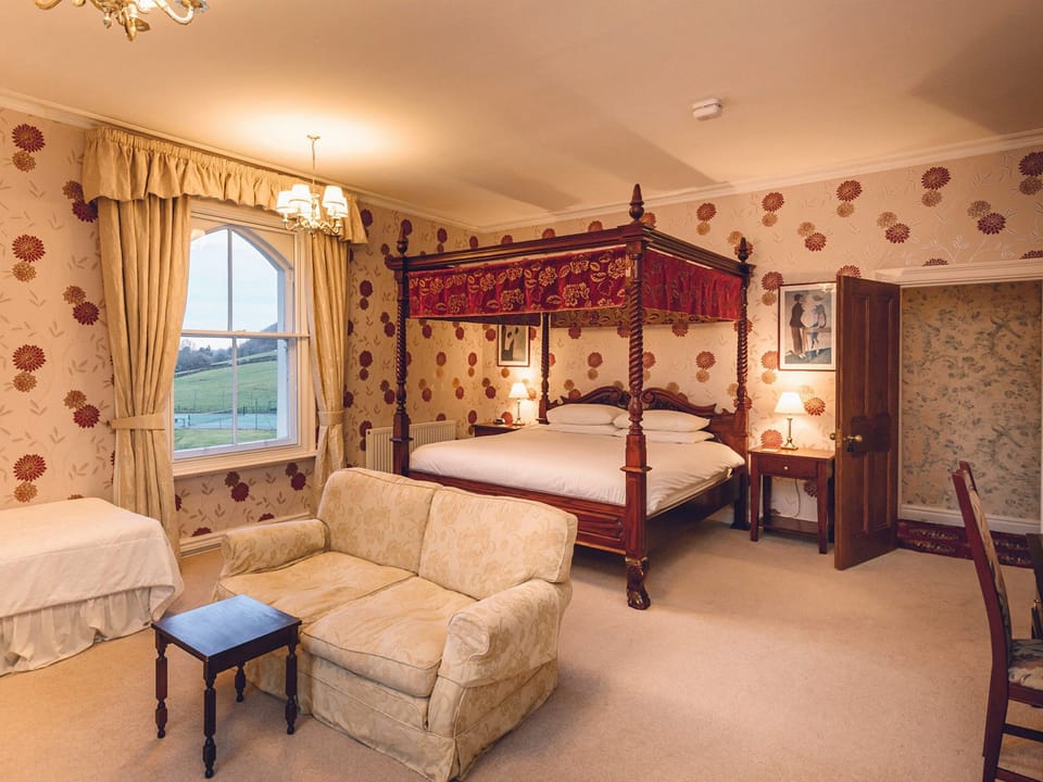 Superior Room, 1 King Bed | Individually decorated, individually furnished, desk, laptop workspace