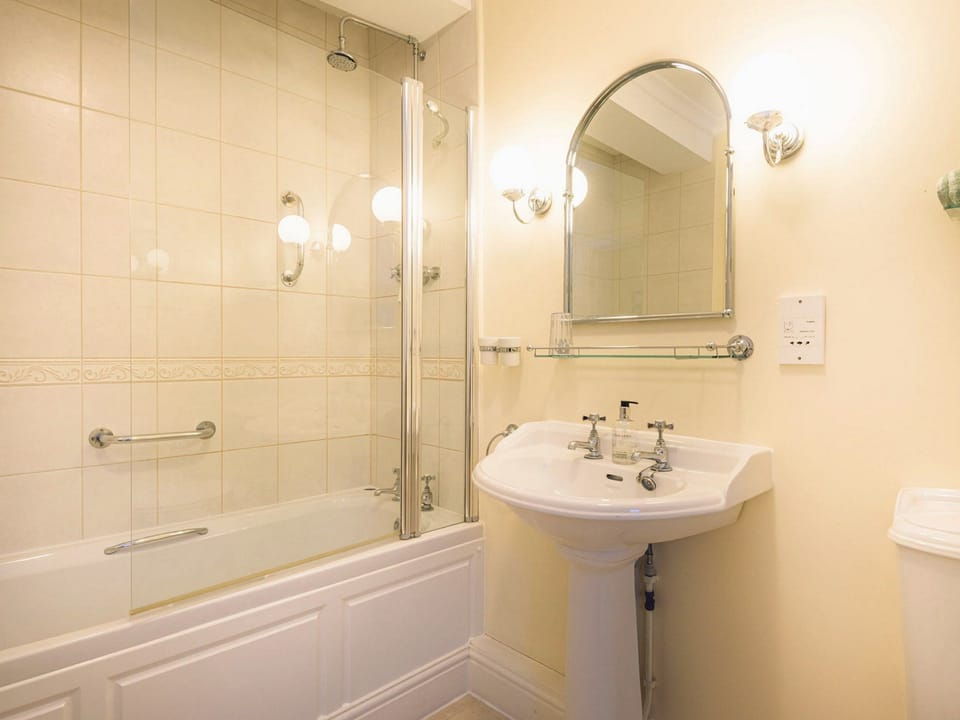 Standard Double Room, 1 King Bed | Bathroom | Combined shower/tub, free toiletries, hair dryer, towels