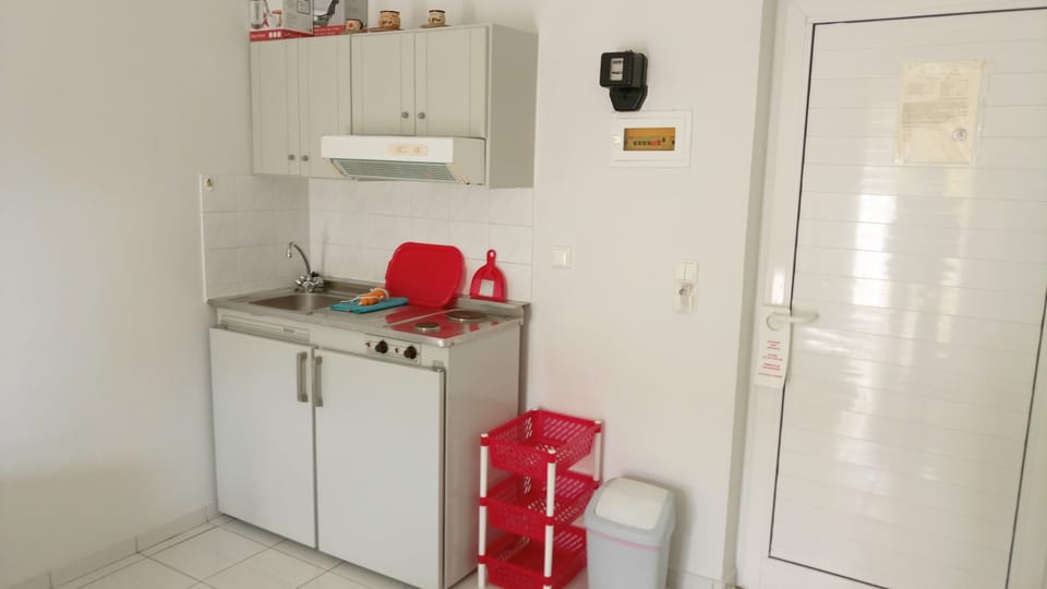 Economy Apartment, 1 Bedroom, Patio | Private kitchen | Fridge, stovetop, coffee/tea maker, electric kettle