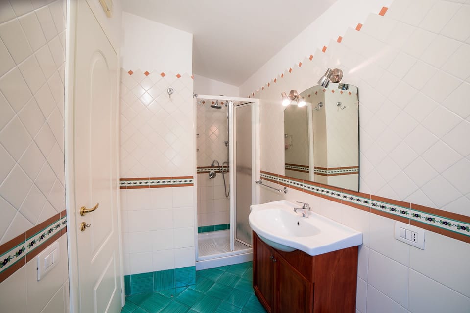 Standard Double or Twin Room, 1 Double or 2 Twin Beds | Bathroom | Shower, deep soaking tub, free toiletries, hair dryer