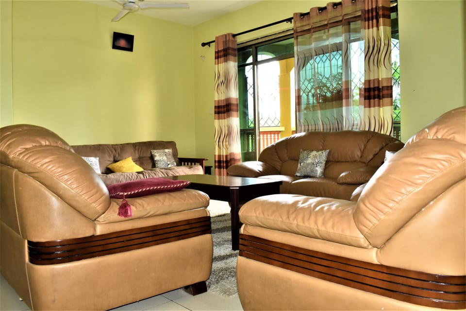 Comfort Apartment, 4 Bedrooms | Living room