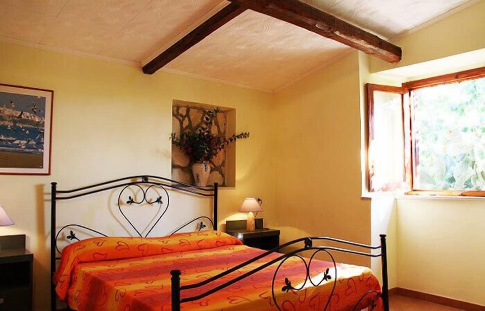 Comfort Apartment | In-room safe, cribs/infant beds, bed sheets