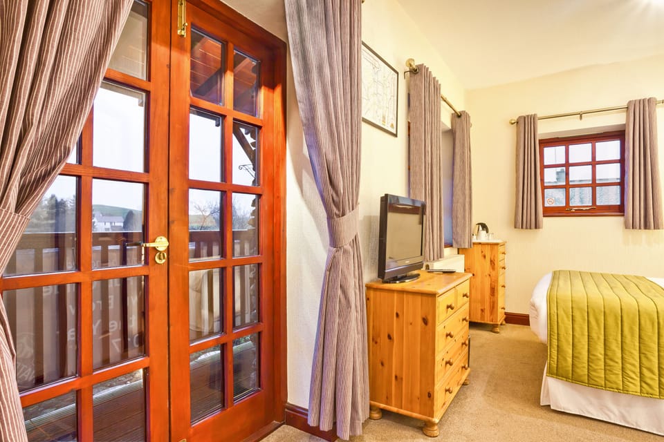 Double Room, Balcony (Room 8) | Premium bedding, iron/ironing board, free WiFi, bed sheets