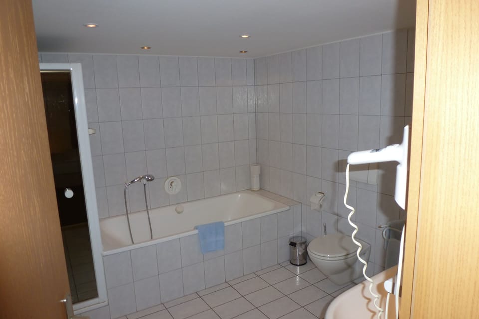Classic Suite, 3 Bedrooms | Bathroom | Free toiletries, hair dryer, towels