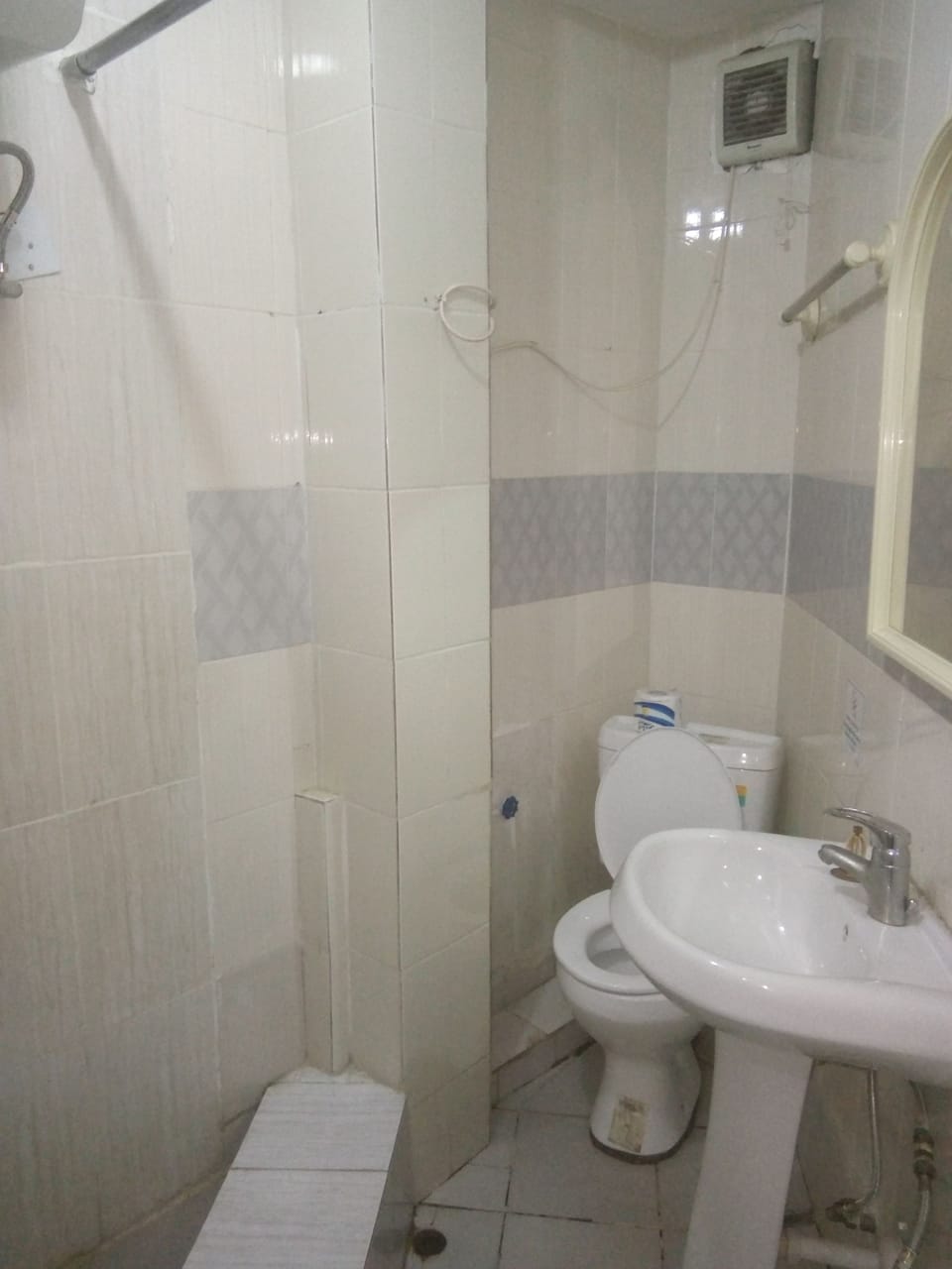 Grand Room | Bathroom | Rainfall showerhead, free toiletries, towels, soap