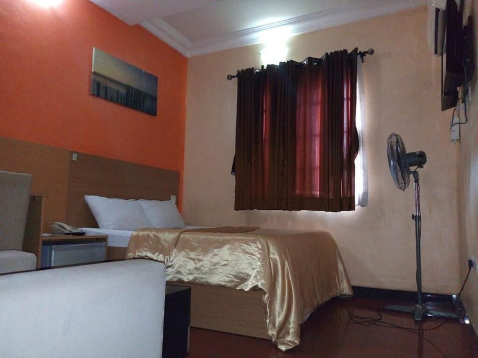1 bedroom, desk, laptop workspace, WiFi (free)