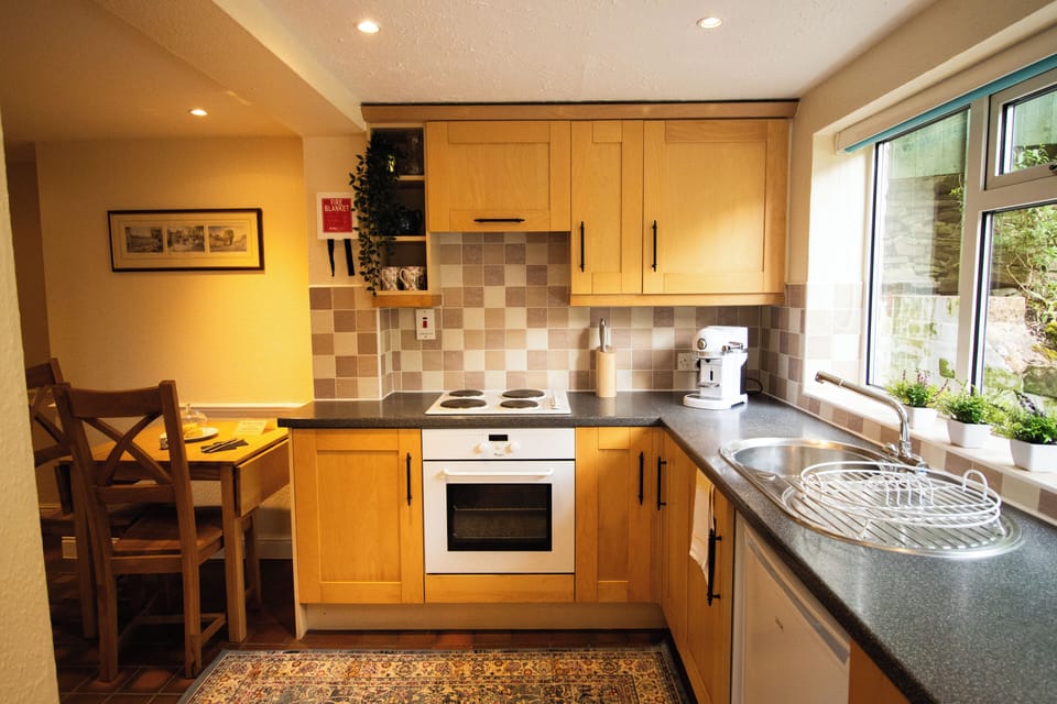 Comfort Cottage, 2 Bedrooms (Sycamore Cottage) | Private kitchen