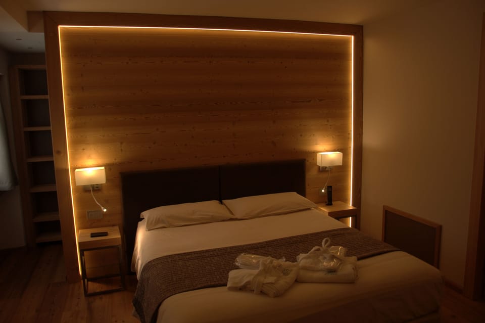 Suite, 1 Queen Bed, Balcony, Mountain View | In-room safe, desk, soundproofing, free WiFi