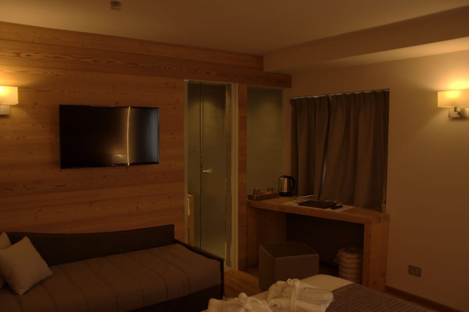 Suite, 1 Queen Bed, Balcony, Mountain View | In-room safe, desk, soundproofing, free WiFi