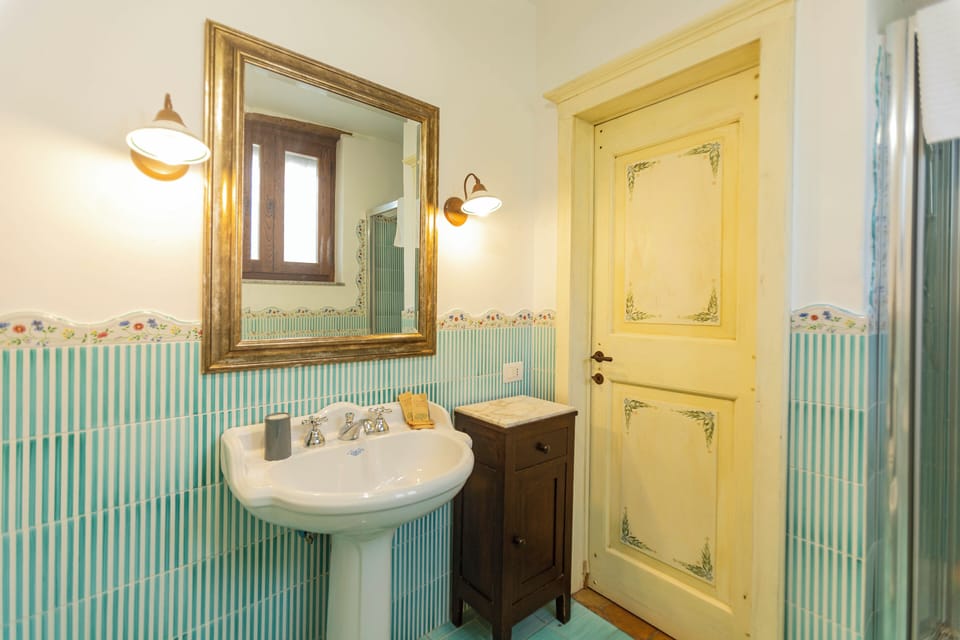 Superior Double Room | Bathroom | Shower, free toiletries, hair dryer, towels