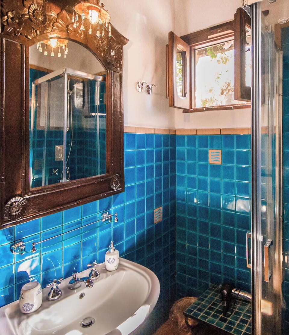 Classic Room, 1 Queen Bed | Bathroom | Shower, hair dryer, bidet, towels