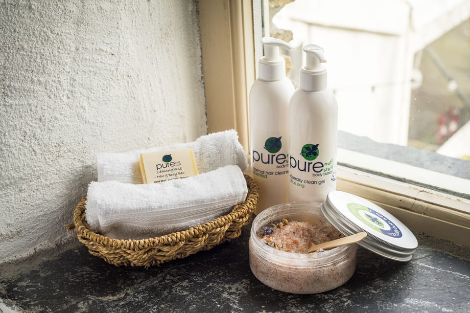 Standard Double Room (The Acorn Loft) | Bathroom amenities | Designer toiletries, hair dryer, bathrobes, towels