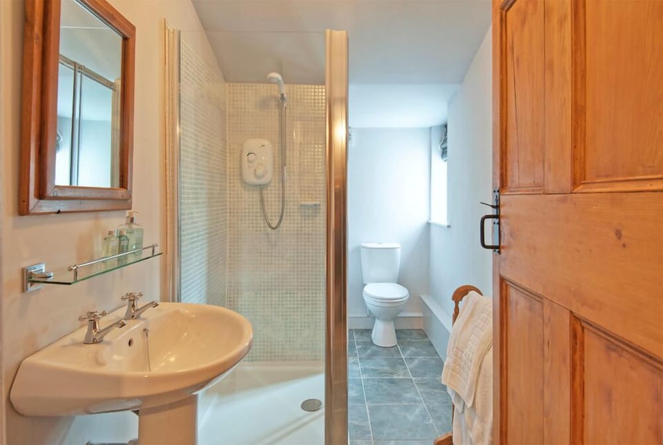 Deep soaking tub, free toiletries, hair dryer, towels