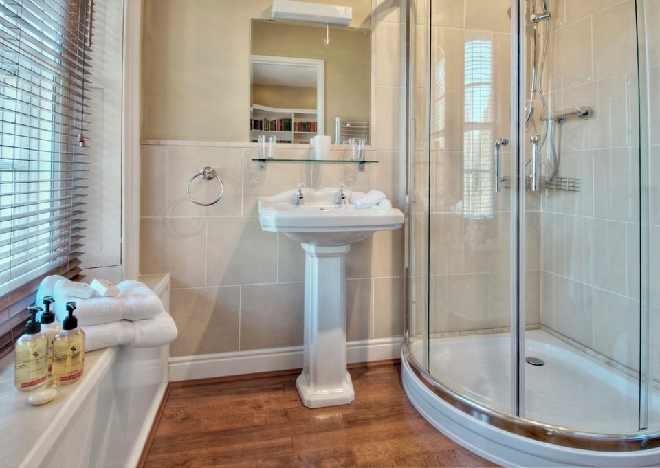 Double Suite for 2 people Cheviot | Bathroom | Designer toiletries, hair dryer, bathrobes, slippers