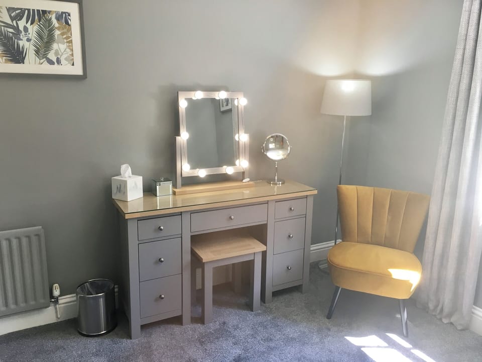 Luxury Cottage | Premium bedding, blackout drapes, iron/ironing board, free WiFi