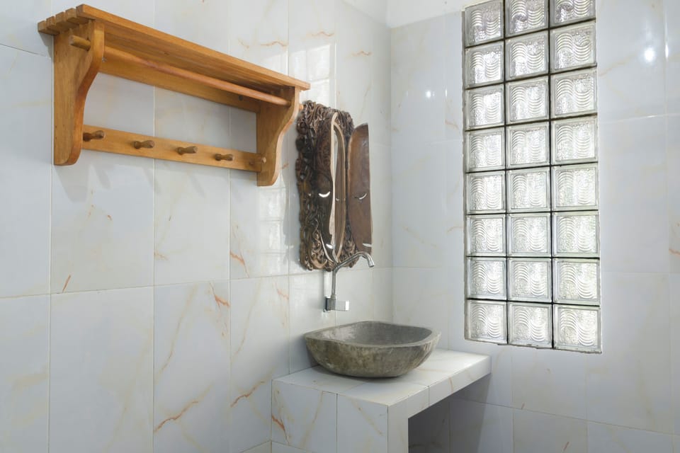 Shower, free toiletries, bidet, towels