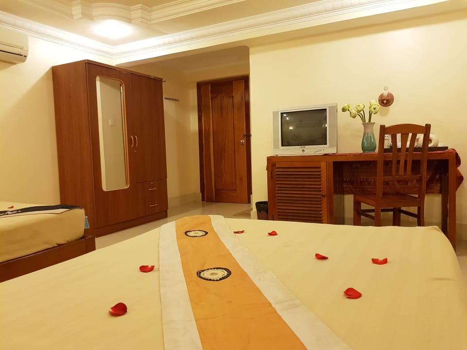 Standard Twin Room | Minibar, in-room safe, desk, free WiFi