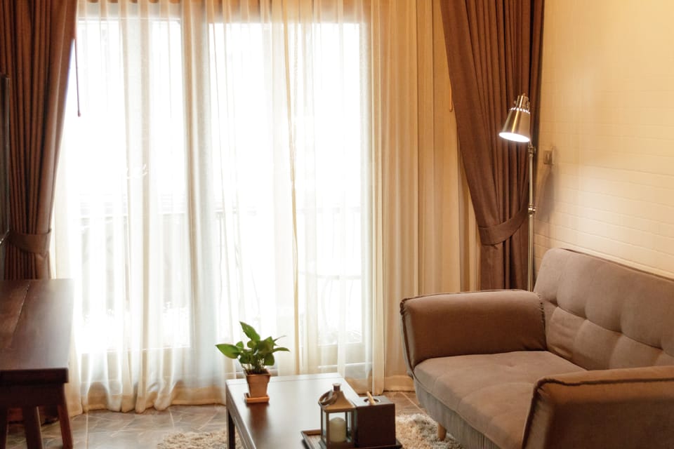Design Studio | Minibar, in-room safe, blackout drapes, soundproofing