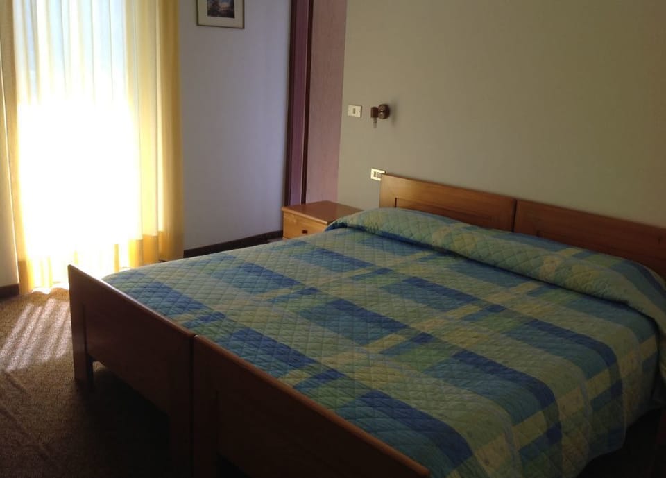 Double or Twin Room, Mountain View | In-room safe, desk, WiFi (free), bed sheets