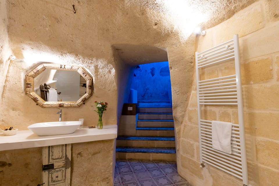 Deluxe Suite, Hot Tub | Bathroom | Free toiletries, hair dryer, bidet, towels