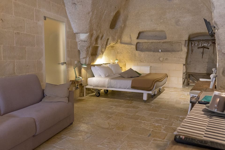 Studio Suite (Cava) | Hypo-allergenic bedding, down comforters, pillowtop beds, minibar