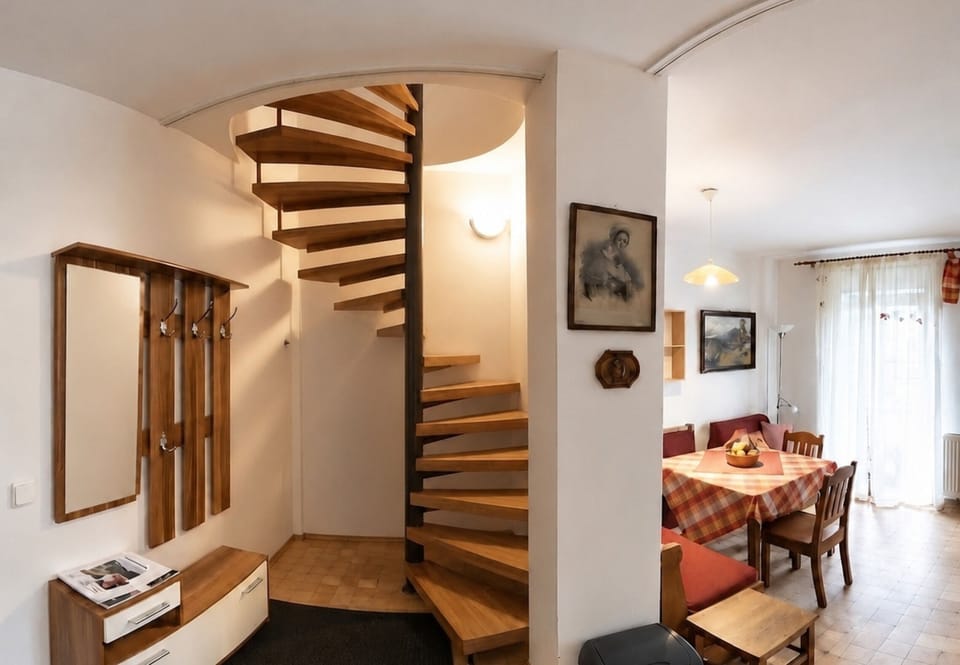 Apartment, Ensuite (5) | Desk, blackout drapes, iron/ironing board (on request), cribs (free)