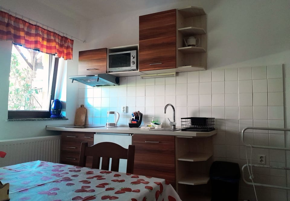 Apartment, Ensuite (5) | Private kitchen | Fridge, shared microwave