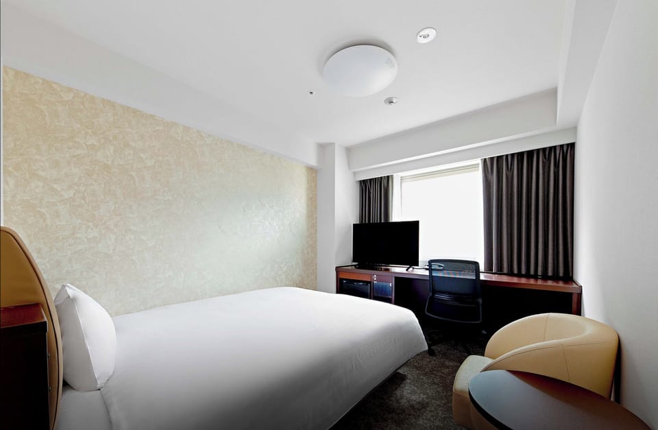 Down comforters, blackout drapes, free WiFi, bed sheets