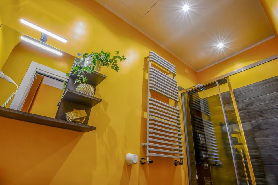 Shower, rainfall showerhead, free toiletries, hair dryer