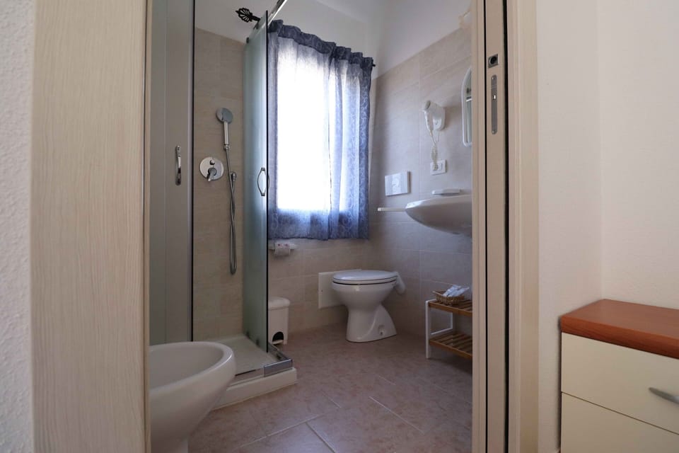 Comfort Double or Twin Room | Bathroom | Shower, rainfall showerhead, free toiletries, hair dryer