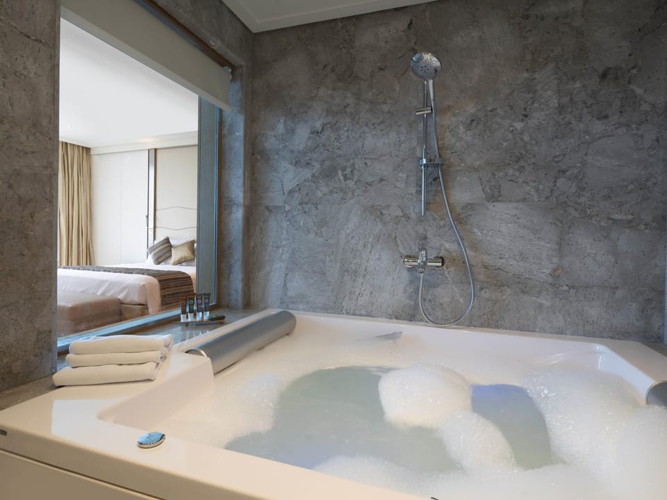 Royal Suite, Sea View (The Meaning of Luxury Life) | 1 bedroom, Egyptian cotton sheets, premium bedding, pillowtop beds