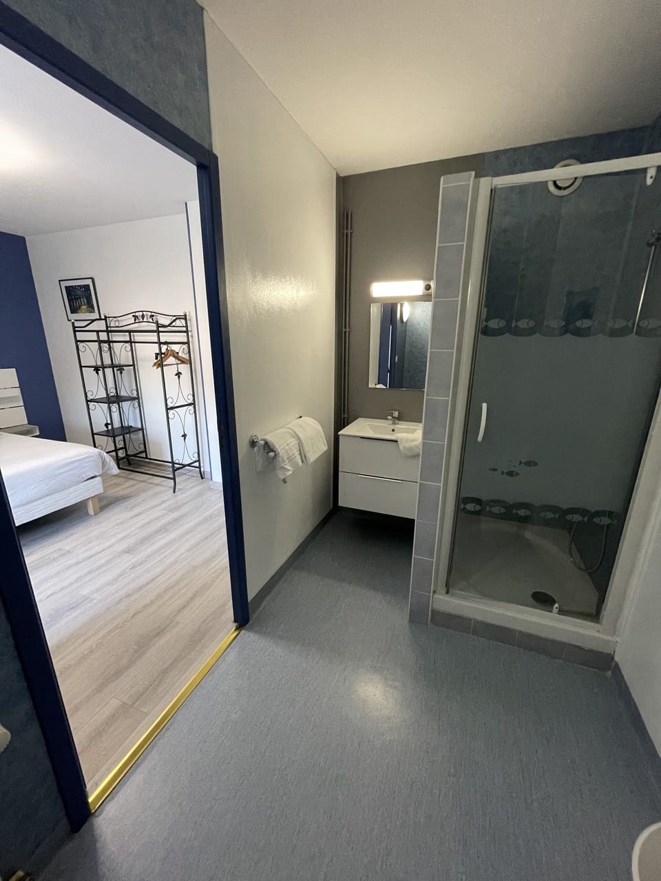 Double Room | Bathroom | Shower, free toiletries, towels