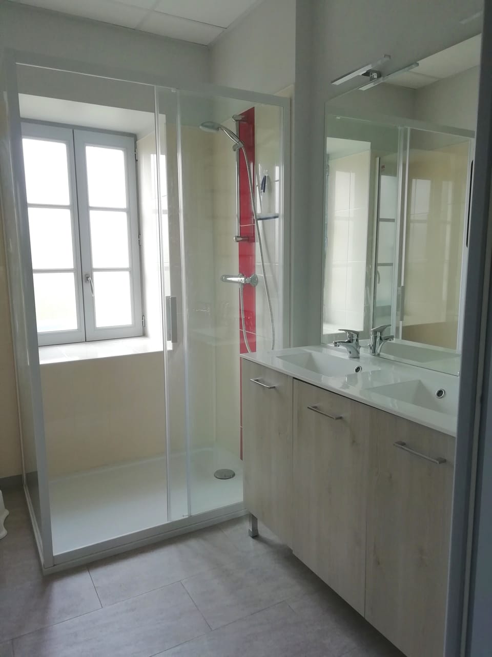 Bed in 6 beds mixed dormitory | Bathroom | Shower, towels