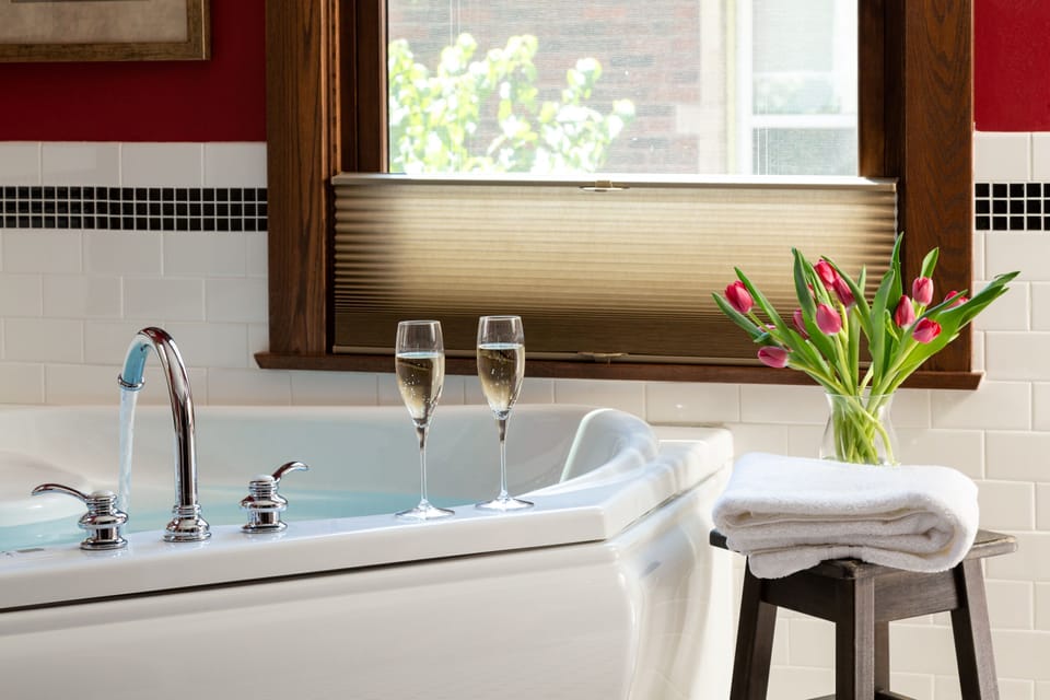 Room, Private Bathroom (THE VARSITY SUITE) | Jetted tub
