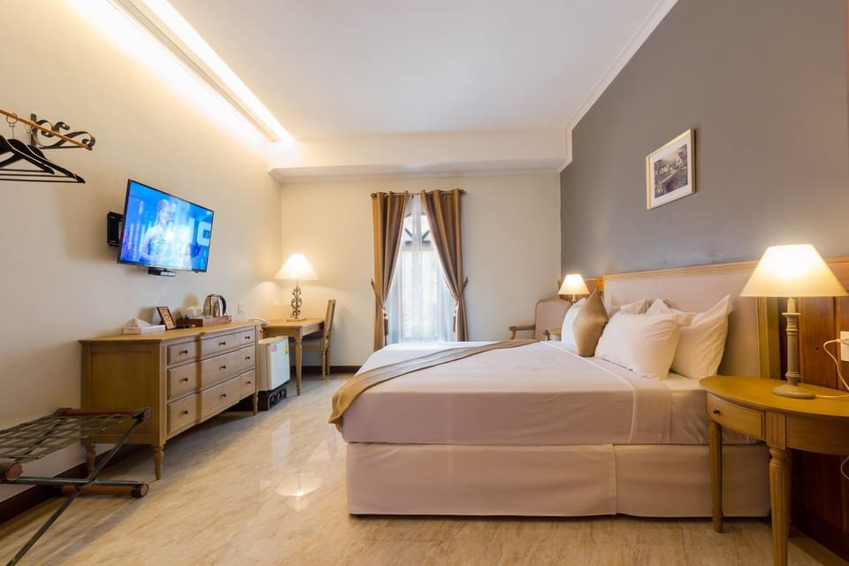 Triple Room | Hypo-allergenic bedding, minibar, in-room safe, desk