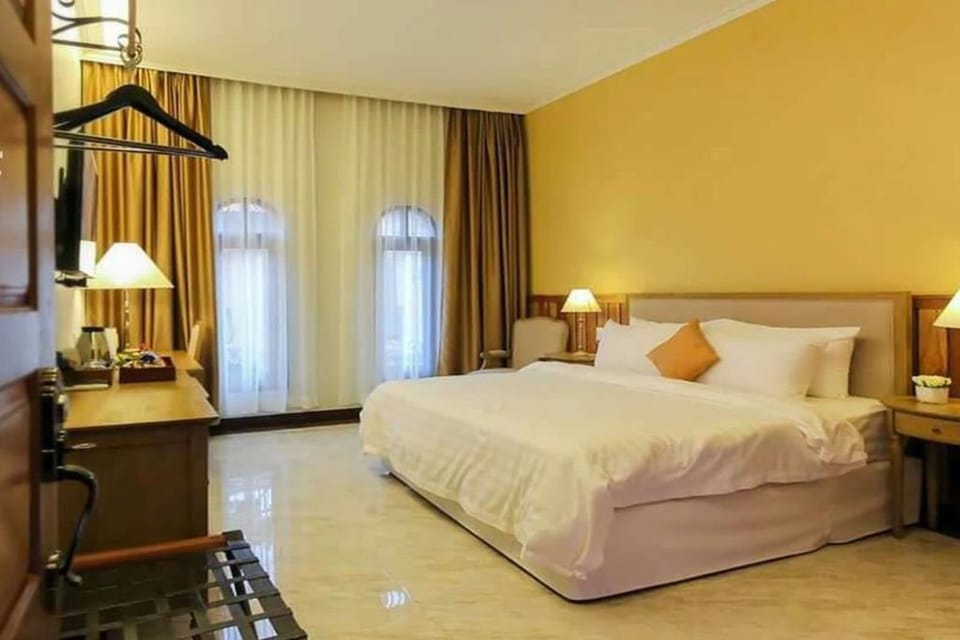 Double Room | Hypo-allergenic bedding, minibar, in-room safe, desk