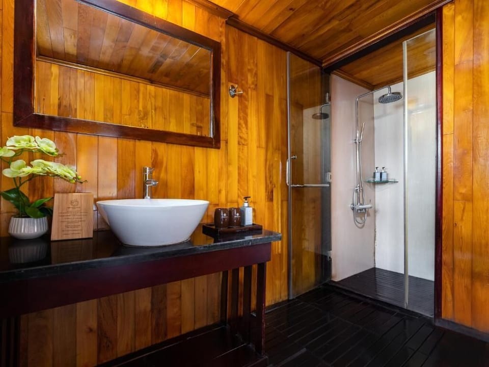 Shower, rainfall showerhead, free toiletries, hair dryer