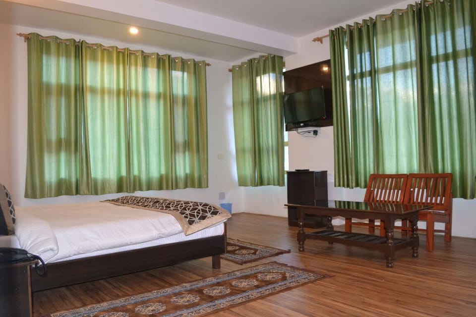 Deluxe Duplex, 1 Double Bed, Smoking | Rollaway beds, free WiFi, bed sheets