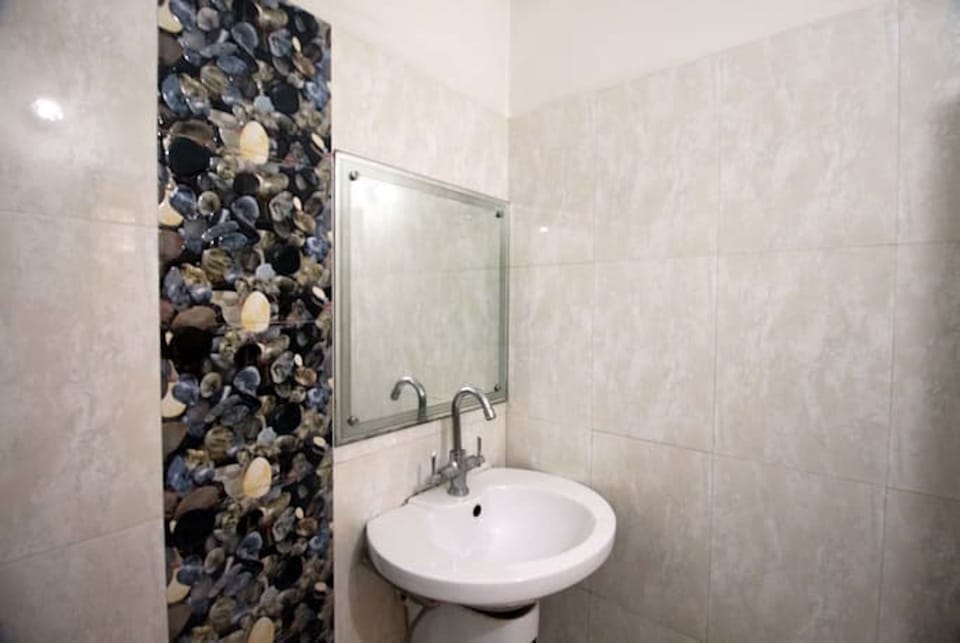 Standard Double Room, 1 King Bed, Non Smoking, Private Bathroom | Bathroom | Shower, rainfall showerhead, free toiletries, soap