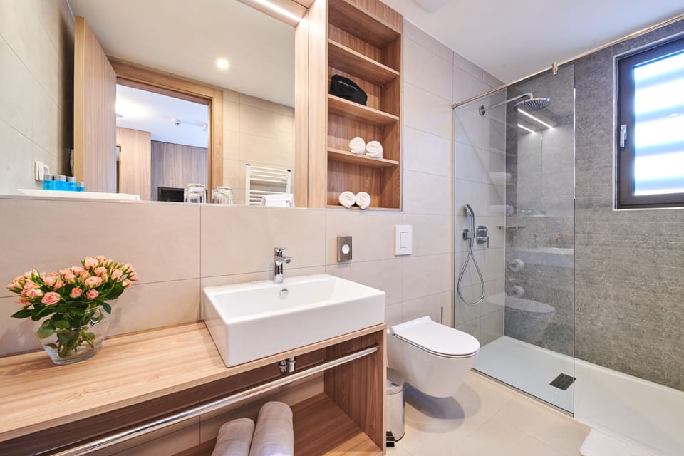 Premium suite, Sea side | Bathroom | Free toiletries, hair dryer, towels